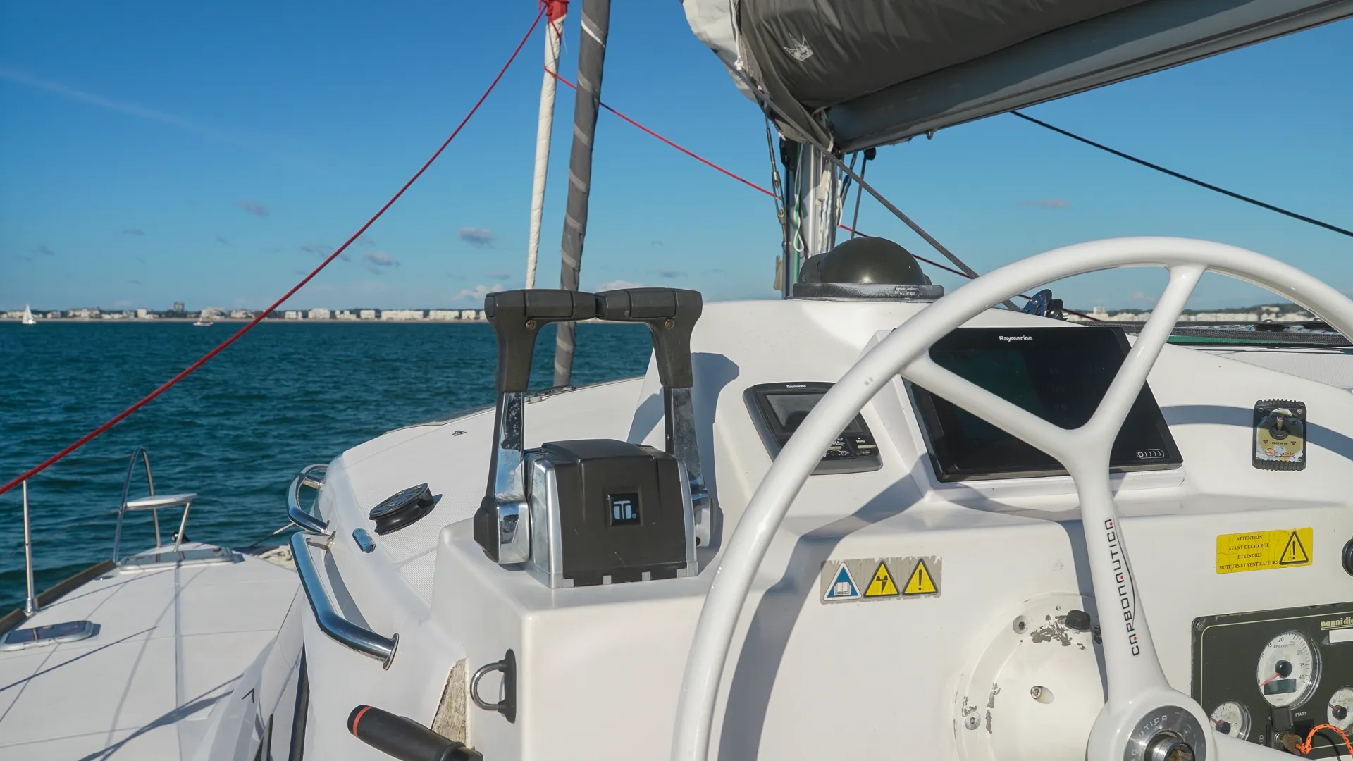 Poste de barre catamaran